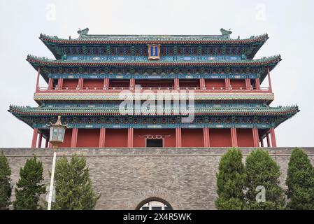 Tour de tir à l'arc de la porte historique Zhengyangmen dans la rue Qianmen, située au sud de la place Tiananmen à Pékin, Chine, le 19 avril 2024 Banque D'Images