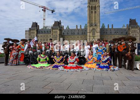 Ottawa, Canada - 4 mai 2024 : des danseurs mexicains se produisent à la célébration du Cinqo de Mayo sur la colline du Parlement à Ottawa, en compagnie de danseurs polonais. Banque D'Images