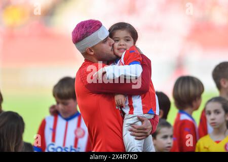 Gérone, ESP. 04 mai 2024. GIRONA FC-FC BARCELONE 04 mai 2024 Yan Couto (20 ans) du Girona FC et sa fille avant le match entre le Girona FC et le FC Barcelone correspondant à la trente-quatre journée de la Liga EA Sports au stade municipal de Montilivi à Gérone, Espagne. Crédit : Rosdemora/Alamy Live News Banque D'Images