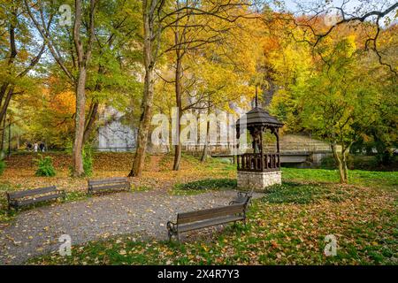 Chapelle St John Kanty dans le parc national de Ojców dans de belles couleurs d'automne Banque D'Images