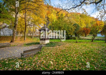 Chapelle St John Kanty dans le parc national de Ojców dans de belles couleurs d'automne Banque D'Images