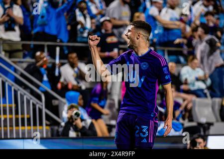 Charlotte, Caroline du Nord, États-Unis. 4 mai 2024. Nikola PetkoviÄ‡ (23 ans), milieu de terrain du Charlotte FC, célèbre après avoir marqué contre les Timbers de Portland lors de la deuxième moitié du match de football de la Ligue majeure au Bank of America Stadium de Charlotte, Caroline du Nord. (Scott KinserCal Sport Media). Crédit : csm/Alamy Live News Banque D'Images