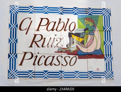 Azulejo ou tuile vitrée identifiant une rue résidentielle nommée d'après Pablo Picasso dans le 'Whie Village' de Frigiliana, Andalousie, Espagne Banque D'Images