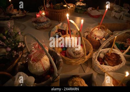 Londres, Royaume-Uni. 5 mai 2024. Les fidèles ont apporté de la nourriture à Béed lors du service de minuit à la cathédrale orthodoxe russe de la Nativité de la très Sainte mère de Dieu et des Saints Martyrs royaux à l'ouest de Londres. Crédit : Kiki Streitberger/Alamy Live News Banque D'Images