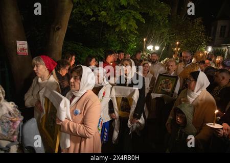 Londres, Royaume-Uni. 5 mai 2024. Les fidèles se sont réunis pour un service de minuit à la cathédrale orthodoxe russe de la Nativité de la très Sainte mère de Dieu et des Saints Martyrs royaux à l'ouest de Londres pour célébrer la révolte du Christ. Crédit : Kiki Streitberger/Alamy Live News Banque D'Images