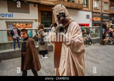 Pampelune, Espagne. 04 mai 2024. Alsantante Tusken vu saluant lors de la célébration de la Journée internationale de la Guerre des étoiles. La Légion 501 a été en charge de l'organisation et de la collecte de dons pour le cancer des enfants. (Photo par Elsa A Bravo/SOPA images/SIPA USA) crédit : SIPA USA/Alamy Live News Banque D'Images