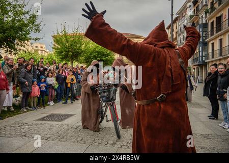 Pampelune, Espagne. 04 mai 2024. Les Jawas font du mal pendant le défilé et la célébration de la Journée internationale de la Guerre des étoiles. La Légion 501 a été en charge de l'organisation et de la collecte de dons pour le cancer des enfants. (Photo par Elsa A Bravo/SOPA images/SIPA USA) crédit : SIPA USA/Alamy Live News Banque D'Images