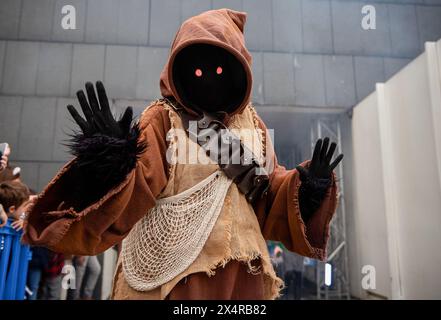 Pampelune, Espagne. 04 mai 2024. Un jawa vu saluant lors de la célébration de la Journée internationale de la Guerre des étoiles. La Légion 501 a été en charge de l'organisation et de la collecte de dons pour le cancer des enfants. (Photo par Elsa A Bravo/SOPA images/SIPA USA) crédit : SIPA USA/Alamy Live News Banque D'Images