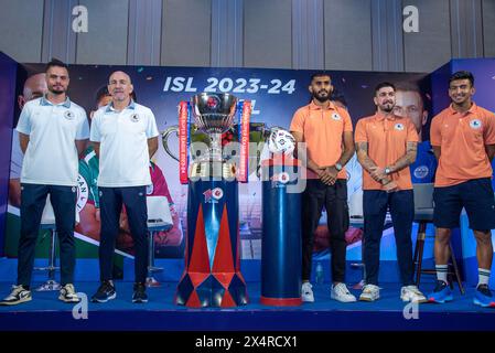 Kolkata, Inde. 03 mai 2024. L'entraîneur du MBSG Antonio Habas, le capitaine Subhasish Bose et deux joueurs clés Dimitri Petratos, Sahal Abdul Samad. Conférence de presse avant match dans un hôtel luxueux avant la finale de la 10e Super League indienne 2023-24 de deux équipes finalistes ; Mohunbagan Super Giant (MBSG) et Mumbai City FC (MCFC). (Photo par Amlan Biswas/Pacific Press) crédit : Pacific Press Media production Corp./Alamy Live News Banque D'Images