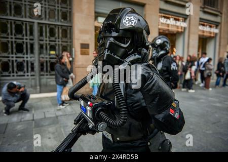 Pampelune, Espagne. 04 mai 2024. TIE Pilot visitant les rues de Pampelune, lors de la célébration de la Journée internationale de la Guerre des étoiles. La Légion 501 a été en charge de l'organisation et de la collecte de dons pour le cancer des enfants. Crédit : SOPA images Limited/Alamy Live News Banque D'Images