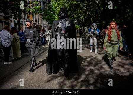 Pampelune, Espagne. 04 mai 2024. Dark Vador vu pendant le défilé et la célébration de la Journée internationale de la Guerre des étoiles. La Légion 501 a été en charge de l'organisation et de la collecte de dons pour le cancer des enfants. Crédit : SOPA images Limited/Alamy Live News Banque D'Images