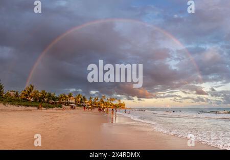 Panorama de plein arc-en-ciel sur la plage d'Itacimirim, Praia de Itacimirim, Salvador, Bahia, Brésil Banque D'Images