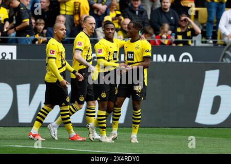 Dortmund, Allemagne. 4 mai 2024. Youssoufa Moukoko (2ème R) du Borussia Dortmund célèbre le but avec ses coéquipiers lors du match de première division de Bundesliga entre le Borussia Dortmund et le FC Augsburg à Dortmund, Allemagne, le 4 mai 2024. Crédit : Joachim Bywaletz/Xinhua/Alamy Live News Banque D'Images