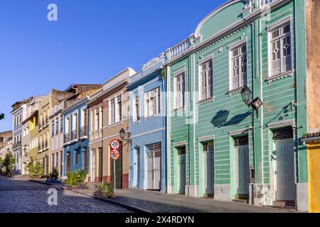 Monument de la Croix de Pâques, Monumento da Cruz do Pascoal, et architecture coloniale colorée dans le district de Pelourinho, Salvador, Bahia, Brésil Banque D'Images