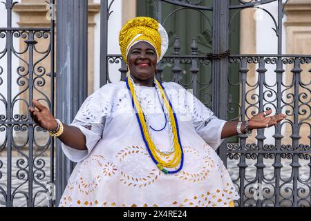 Portrait d'une femme bahianaise en robe traditionnelle baiana à l'église du troisième ordre de pénitence de Saint Dominique d'Osma, district de Pelourinho, sa Banque D'Images