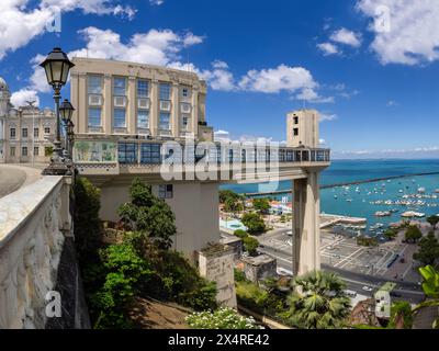 Elevador Lacerda sur la place Praça Tomé Da Souza avec le palais Rio Branco reliant la ville haute et basse, quartier Pelourinho, Salvador, Bahia, Banque D'Images