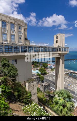 Elevador Lacerda sur la place Praça Tomé Da Souza avec le palais Rio Branco reliant la ville haute et basse, quartier Pelourinho, Salvador, Bahia, Banque D'Images