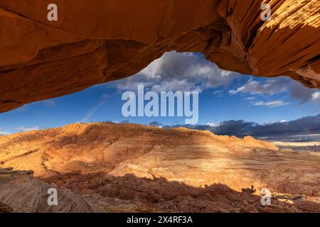 Top Rock Arch à Marble Canyon avec arc-en-ciel lever de soleil près de The Wave, Coyote Buttes North à Paria Canyon, Vermilion Cliffs National Monument, Arizona, U. Banque D'Images