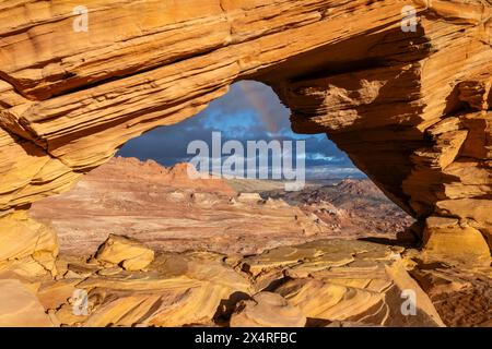 Top Rock Arch à Marble Canyon avec arc-en-ciel lever de soleil près de The Wave, Coyote Buttes North à Paria Canyon, Vermilion Cliffs National Monument, Arizona, U. Banque D'Images