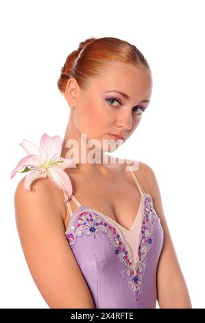 danseuse de ballet calme aux cheveux rouges avec lys isolé sur blanc Banque D'Images