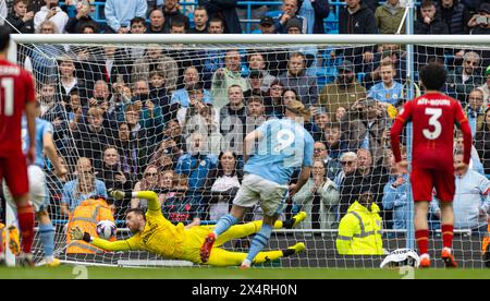 (240505) -- MANCHESTER, 5 mai 2024 (Xinhua) -- le gardien des Wolverhampton Wanderers Jose sa est battu par Erling Haaland de Manchester City d'un penalty pour le troisième but lors du match de premier League anglais entre Manchester City et Wolverhampton Wanderers à Manchester, Grande-Bretagne, le 4 mai 2024. (XINHUA)POUR USAGE ÉDITORIAL UNIQUEMENT. NON DESTINÉ À LA VENTE POUR DES CAMPAGNES DE MARKETING OU DE PUBLICITÉ. AUCUNE UTILISATION AVEC DES FICHIERS AUDIO, VIDÉO, DONNÉES, LISTES DE PRÉSENTOIRS, LOGOS DE CLUB/LIGUE OU SERVICES « EN DIRECT » NON AUTORISÉS. UTILISATION IN-MATCH EN LIGNE LIMITÉE À 45 IMAGES, PAS D'ÉMULATION VIDÉO. AUCUNE UTILISATION DANS LES PARIS, LES JEUX OU LE CLUB / LIGUE UNIQUE Banque D'Images