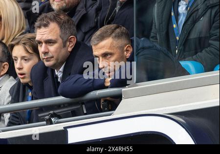 (240505) -- MANCHESTER, 5 mai 2024 (Xinhua) -- le manager des Wolverhampton Wanderers, Gary O'Neil (R), réagit lors du match de premier League anglais entre Manchester City et Wolverhampton Wanderers à Manchester, en Grande-Bretagne, le 4 mai 2024. (XINHUA)POUR USAGE ÉDITORIAL UNIQUEMENT. NON DESTINÉ À LA VENTE POUR DES CAMPAGNES DE MARKETING OU DE PUBLICITÉ. AUCUNE UTILISATION AVEC DES FICHIERS AUDIO, VIDÉO, DONNÉES, LISTES DE PRÉSENTOIRS, LOGOS DE CLUB/LIGUE OU SERVICES « EN DIRECT » NON AUTORISÉS. UTILISATION IN-MATCH EN LIGNE LIMITÉE À 45 IMAGES, PAS D'ÉMULATION VIDÉO. AUCUNE UTILISATION DANS LES PARIS, LES JEUX OU LES PUBLICATIONS DE CLUB/LIGUE/JOUEUR UNIQUE. Banque D'Images