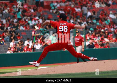 Mexico, Mexique. 04 mai 2024. Trevor Bauer #96 des Diablos Rojos lance le ballon lors du match 2 de la série entre Guerreros de Oaxaca et les Diablos Rojos del México de la Ligue mexicaine de baseball (LMB) au stade Alfredo Harp Helú. Diablos Rojos a battu Guerreros de Oaxaca 12-2. Le 4 mai 2024 à Mexico, Mexique. (Photo de Carlos Santiago/ crédit : Eyepix Group/Alamy Live News Banque D'Images