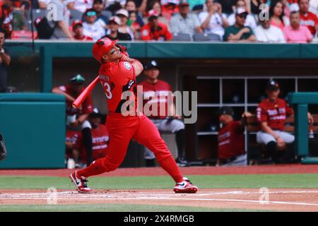 Mexico, Mexique. 04 mai 2024. Franklin Barreto #43 des Diablos Rojos frappe le ballon lors du match 2 de la série entre Guerreros de Oaxaca et les Diablos Rojos del México de la Ligue mexicaine de baseball (LMB) au stade Alfredo Harp Helú. Diablos Rojos a battu Guerreros de Oaxaca 12-2. Le 4 mai 2024 à Mexico, Mexique. (Photo de Carlos Santiago/ crédit : Eyepix Group/Alamy Live News Banque D'Images