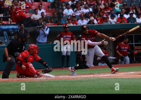 Mexico, Mexique. 04 mai 2024. José Briceño #27 de Guerreros de Oaxaca à la batte lors du match 2 de la série entre Guerreros de Oaxaca et les Diablos Rojos del México de la Ligue mexicaine de baseball (LMB) au stade Alfredo Harp Helú. Diablos Rojos a battu Guerreros de Oaxaca 12-2. Le 4 mai 2024 à Mexico, Mexique. (Photo de Carlos Santiago/ crédit : Eyepix Group/Alamy Live News Banque D'Images