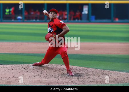 Mexico, Mexique. 04 mai 2024. Tomohiro Anraku #20 des Diablos Rojos lance le ballon lors du match 2 de la série entre Guerreros de Oaxaca et les Diablos Rojos del México de la Ligue mexicaine de baseball (LMB) au stade Alfredo Harp Helú. Diablos Rojos a battu Guerreros de Oaxaca 12-2. Le 4 mai 2024 à Mexico, Mexique. (Photo de Carlos Santiago/Eyepix Group/SIPA USA) crédit : SIPA USA/Alamy Live News Banque D'Images