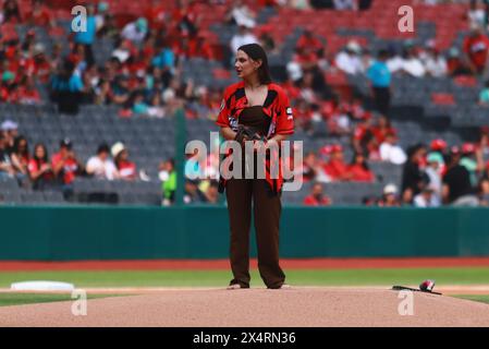 Mexico, Mexique. 04 mai 2024. L'actrice Dafne Keen lance la première balle lors du match 2 de la série entre Guerreros de Oaxaca et les Diablos Rojos del México de la Ligue mexicaine de baseball (LMB) au stade Alfredo Harp Helú. Diablos Rojos a battu Guerreros de Oaxaca 12-2. Le 4 mai 2024 à Mexico, Mexique. (Photo de Carlos Santiago/Eyepix Group/SIPA USA) crédit : SIPA USA/Alamy Live News Banque D'Images