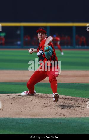 Mexico, Mexique. 04 mai 2024. Tomohiro Anraku #20 des Diablos Rojos lance le ballon lors du match 2 de la série entre Guerreros de Oaxaca et les Diablos Rojos del México de la Ligue mexicaine de baseball (LMB) au stade Alfredo Harp Helú. Diablos Rojos a battu Guerreros de Oaxaca 12-2. Le 4 mai 2024 à Mexico, Mexique. (Photo de Carlos Santiago/Eyepix Group/SIPA USA) crédit : SIPA USA/Alamy Live News Banque D'Images