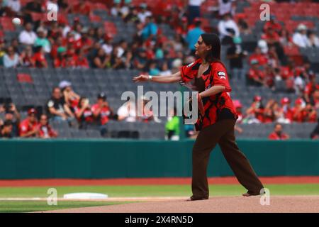 Mexico, Mexique. 04 mai 2024. L'actrice Dafne Keen lance la première balle lors du match 2 de la série entre Guerreros de Oaxaca et les Diablos Rojos del México de la Ligue mexicaine de baseball (LMB) au stade Alfredo Harp Helú. Diablos Rojos a battu Guerreros de Oaxaca 12-2. Le 4 mai 2024 à Mexico, Mexique. (Photo de Carlos Santiago/Eyepix Group/SIPA USA) crédit : SIPA USA/Alamy Live News Banque D'Images