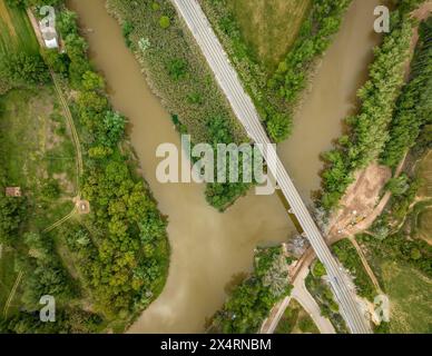 Vue aérienne de la confluence des rivières Cardener et Llobregat au printemps (Bages, Barcelone, ​​Catalonia, Espagne) Banque D'Images