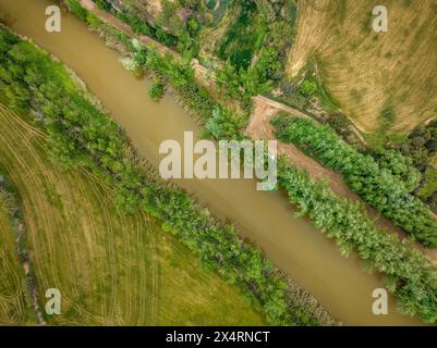 Vue aérienne de la confluence des rivières Cardener et Llobregat au printemps (Bages, Barcelone, ​​Catalonia, Espagne) Banque D'Images