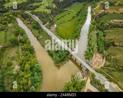 Vue aérienne de la confluence des rivières Cardener et Llobregat au printemps (Bages, Barcelone, ​​Catalonia, Espagne) Banque D'Images