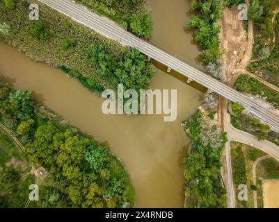 Vue aérienne de la confluence des rivières Cardener et Llobregat au printemps (Bages, Barcelone, ​​Catalonia, Espagne) Banque D'Images