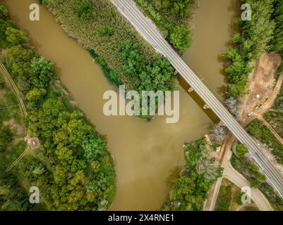 Vue aérienne de la confluence des rivières Cardener et Llobregat au printemps (Bages, Barcelone, ​​Catalonia, Espagne) Banque D'Images