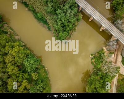 Vue aérienne de la confluence des rivières Cardener et Llobregat au printemps (Bages, Barcelone, ​​Catalonia, Espagne) Banque D'Images