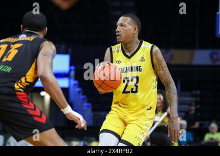 Londres, Canada. 4 mai 2024. Les Lightning de Londres ont battu les 5 106-101 de Sudbury dans le match 1 des éliminatoires de la demi-finale de la BSL. Billy White (23 ans) du London Lightning amène la balle sur le terrain. Crédit : Luke Durda/Alamy Live News Banque D'Images