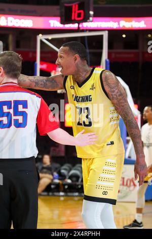 Londres, Canada. 4 mai 2024. Les Lightning de Londres ont battu les 5 106-101 de Sudbury dans le match 1 des éliminatoires de la demi-finale de la BSL. Billy White (23 ans) du London Lightning au milieu de trucs rugueux. Crédit : Luke Durda/Alamy Live News Banque D'Images