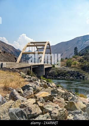 Le pont de fuseau horaire enjambe la rivière Salmon près de Riggins dans l'Idaho, États-Unis Banque D'Images