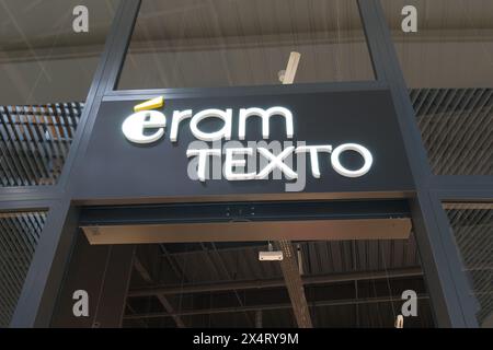 Bordeaux , France - 05 02 2024 : logo de la marque eram texto boutique et texte de signe sur façade chaîne d'entrée magasin de mode Banque D'Images