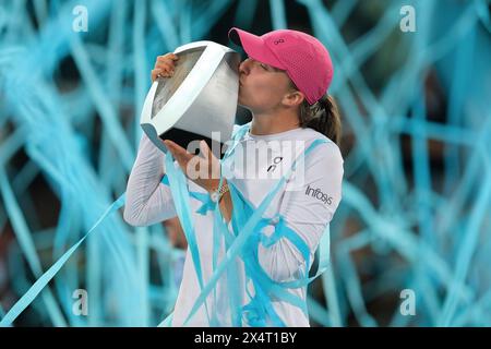 IgA Swiatek de Pologne fête avec après une victoire contre Sabalenka après leur finale de Singles féminin sur Mutua Madrid Open à la Caja Banque D'Images