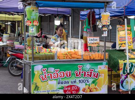 Suratthani, Thaïlande- 21 avril 2024 : les gens marchent dans les rues pour acheter de la nourriture et des fruits, légumes, qui est vendu le long de la route à la fois dans le cit Banque D'Images