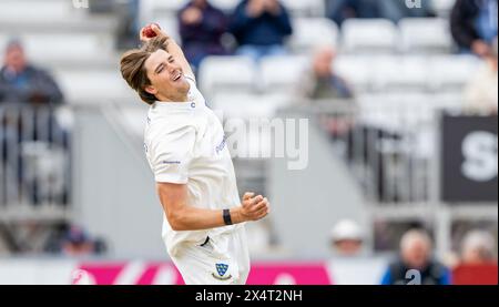 James Coles bowling pour le Sussex dans un match de championnat du comté de Vitality entre le Derbyshire et le Sussex Banque D'Images