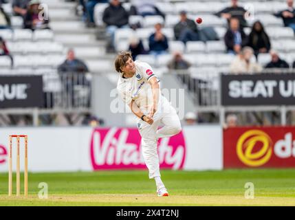 James Coles bowling pour le Sussex dans un match de championnat du comté de Vitality entre le Derbyshire et le Sussex Banque D'Images