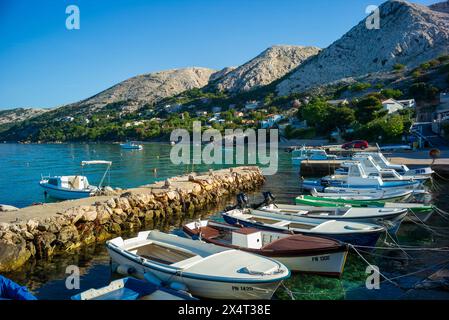 stara baska, croatie, 29 avril 2024, bateaux dans un petit port *** stara baska, kroatien, 29. avril 2024, boote in einem kleinen hafen Copyright : XW. Simlingerx Banque D'Images