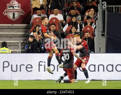 Toronto, Canada. 4 mai 2024. Matty Longstaff (R) du Toronto FC célèbre avoir marqué avec ses coéquipiers lors du match de soccer de la Ligue majeure (MLS) 2024 entre le Toronto FC et le FC Dallas au BMO Field à Toronto, Canada, le 4 mai 2024. Crédit : Zou Zheng/Xinhua/Alamy Live News Banque D'Images