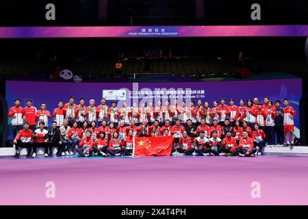 Chengdu, province chinoise du Sichuan. 5 mai 2024. Team China pose pour la photo après la cérémonie de remise des finales de la BWF Uber Cup à Chengdu, dans la province du Sichuan, dans le sud-ouest de la Chine, le 5 mai 2024. Crédit : Shen Bohan/Xinhua/Alamy Live News Banque D'Images